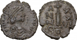 Justinian I. (527-565). AE Decanummium, Perugia mint. Obv. Diademed, draped and cuirassed bust right. Rev. Large I surmounted by cross, between A/N/N/...