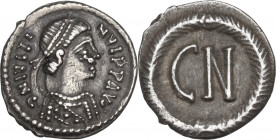 Justin II (565-578). AR 250 Nummi, Ravenna mint. Obv. DN IVSTI-NVS PP AVC. Diademed bust right, wearing robe ornamented with row of pellets. Rev. Larg...