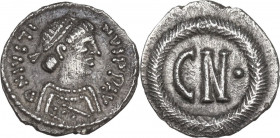Justin II (565-578). AR 250 Nummi, Ravenna mint. Obv. DN IVSTI-NVS PP AV. Diademed bust right, wearing robe ornamented with row of pellets. Rev. Large...