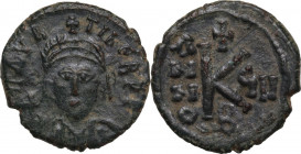 Maurice Tiberius (582-602). AE Half Follis. Constantinople mint, 2nd officina. Dated RY 8 (589/590). Obv. [∂ N] mAVR TIЬЄR P P A. Helmeted and cuirass...