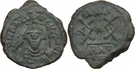 Phocas (602-610). AE Follis, Ravenna mint. Dated RY 7 (608/9). Obv. ∂ И FOCAS PЄRP AVG. Crowned bust facing, wearing consular robes, holding mappa and...