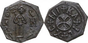 Messina. Ruggero II (1105-1154). Follaro. D/ Figura intera del sovrano (?) di fronte regge scettro nella destra. R/ Croce patente. Sp. 78; Travaini 19...
