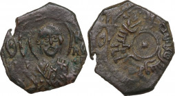 Bari. Ruggero II (1105-1154). Follaro o mezzo follaro, datato 534 AH (1139-1140). D/ Busto frontale di San Nicola con omophorion; ai lati, Θα NI-KAOA ...