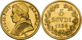 Roma. Pio IX (1846-1878), Giovanni Mastai Ferretti. 5 scudi 1854 A. IX. D/ Busto a sinistra con zucchetto, mozzetta e stola; sotto sigla R (Roma) e N ...