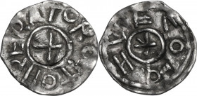 Verona. Ottone III di Sassonia (983-1002). Denaro di peso ridotto. D/ Croce piccola. R/ Croce piccola con cuneo nel primo quarto. CNI tav. XXIII, 14 (...