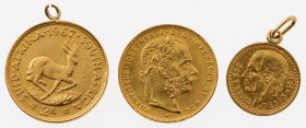 Drei Goldmünzen
Südafrika: 2 Rand 1967 (an Anhängeöse). GG 916, Gesamtgewicht: 8,03 g. Österreich: 8 Florin 1892. GG 900, 6,45 g. Mexiko: 2,5 Pesos 1...