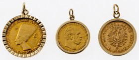 Drei gefasste Goldmünzen
Zwei 5-Mark-Goldmünzen, GG 900, Dt. Reich, davon eine 'Preußen', 1877 (Wilhelm), sowie eine 'Freie und Hansestadt Hamburg', ...