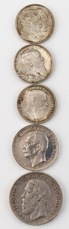 Baden
Fünf Silbermünzen: 5 Mark 1875 (27,5 g, ss-). 3 Mark 1915 (16,7 g, ss-vz)...