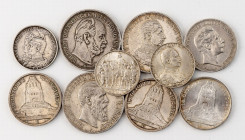 Preußen und Sachsen
Zehn Silbermünzen: Preußen: 3 x 5 Mark (1874 A, 1888 Friedrich III., 1913), 27,6-27,8 g, Gesamteindruck: ss. 3 Mark 1908, 16,6 g,...