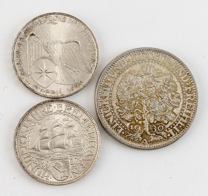 Weimarer Republik
Drei Silbermünzen: 5 Reichsmark 1930 A Eichbaum, 25,0 g, ss. ...
