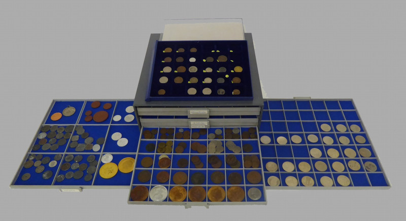 Münzkassette
Mit sieben Schubern diverser (Klein-)Münzen und Medaillen (ca. 420...