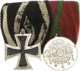Miniaturen, Miniaturketten und Miniaturspangen
Miniaturspange mit 2 Auszeichnungen Preußen - Eisernes Kreuz 1914, 2. Klasse. Türkei - silberne Medail...