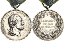 Orden deutscher Länder Sachsen
Silberne Medaille des Militär St. Heinrichs-Ordens Verliehen 1849-1918. Stempelschneider F.U. (F. Ulbricht) am Bandabs...