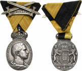 Orden deutscher Länder Sachsen-Coburg und Gotha
Ovale silberne Herzog-Carl-Eduard-Medaille mit Schwertspange "1918" Verliehen 1918. Porträt Carl Edua...