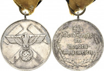 Orden des Dritten Reiches
Grubenwehr-Ehrenzeichen Verliehen 1938-1945. Bronze versilbert. 35 mm, 19,15 g. Am originalen Band Nimmergut 4681 OEK 3507 ...
