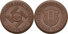 Drittes Reich
 Braune Porzellanmedaille 1934. Gruppenaufmarsch des Deutschen Arbeitsdienstes. Hakenkreuz, davor im Lorbeerkranz das Arbeitsdienstabze...