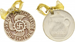 Drittes Reich
 Glasiertes Keramikabzeichen o.J. Gau-Schlesien. Emblem / Krug. 47,5 mm, 15,86 g Gelocht, prägefrisch