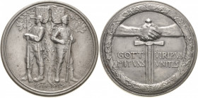 Erster Weltkrieg
 Zinn-Steckmedaille 1915 (Schwerdtner) Deutsch-österreichische Waffenbrüderschaft. Deutscher und österreichischer Soldat unter Eichb...