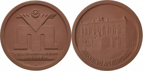 Porzellanmedaillen - Medaillen der Meißner Porzellanmanufaktur
Dresden Braune Porzellanmedaille Verkehrsmuseum Dresden. Emblem / Johanneum am Neumark...