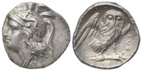 Apulia, Tarentum, Drachm, ca. 280-272 BC; AR (g 3,24; mm 17; h 1); Head of Athena l., wearing Attic helmet decorated with Scylla; below, EY, Rv. Owl s...