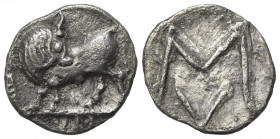 Lucania, Sybaris, Obol, ca. 550-510 BC; AR (g 0,36; mm 9; h 6); Bull standing l., head turned back; in ex. YM, Rv. Large M above V. HN Italy 1739.
Ext...