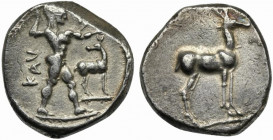 Bruttium, Caulonia, Stater, ca. 475-425 BC; AR (g 7,75; mm 18; h 12); Apollo advancing r., holding branch; small daimon running on his arm; on r., sta...