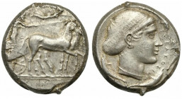 Sicily, Syracuse, Tetradrachm struck during the Second Democracy, ca. 430-420 BC; AR (g 17,69; mm 23; h 1); Charioteer, holding kentron and reins, dri...