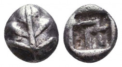 Rhodos, Kamiros AR. Circa 500-460 BC. Aiginetic standard. Fig leaf / Rough incuse square. Reference: Condition: Very Fine

 Weight: 0,60 gr Diameter...
