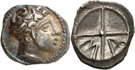 Massilia - Marseille. Obole ND (c.200-150 av. J.-C.).
Av. Tête d’Apollon à droite, de type négroïde, avec un début de favoris et une chevelure coiffé...