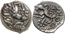 Sénons. Bronze YLLYCCI à l'oiseau, classe VI-VII ND (c.52 av. J.-C.).
Av. Tête stylisée à droite, la chevelure formée de grosses mèches, avec un torq...