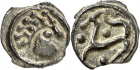 Sénons. Potin au cheval ND (Ier siècle avant J.-C.).
Av. Tête à droite, la joue massive et l’œil marqué d’un globule ; la chevelure est constituée de...