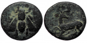 Ionia, Ephsus, AE (bronze, 1,98 g, 13 mm) (4th-3rd C. BC)
Obv: bee
Rev: stag kneeling left, head right
Ref: BMC 67