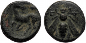 Ionia, Ephsus, AE (bronze, 3,12 g, 14 mm) (4th-3rd C. BC)
Obv: bee
Rev: stag kneeling left, head right
Ref: BMC 67