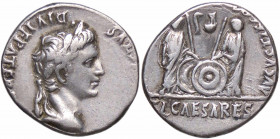 WAHRROMANE IMPERIALI - Augusto (27 a.C.-14 d.C.) - Denario (Lugdunum) C. 43; RIC 351 (AG g. 3,81)Variante scudo destro davanti
 Variante scudo destro...