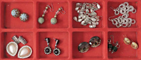 WAHRVARIE - Gioielli da antiquariato Insieme di 10 paia di orecchini, no metalli o pietre preziose
 

Buono