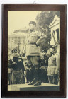 WAHRVARIE - Fotografie e macchine fotografiche Riproduzione di foto con Mussolini e alcuni gerarchi fascisti su tavola di legno, cm 22x31
 

Ottimo
