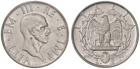 Vittorio Emanuele III (1900-1946) 2 Lire 1937 - Nomisma 1181 AC RRR Tiratura di soli 50 esemplari. Minimi macchiolina sul collo.
FDC