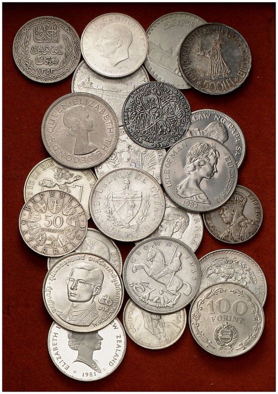 Lote de 74 monedas de diversos países, la mayoría en plata y tamaño duro. A exam...