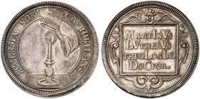 NÜRNBERG. - Stadt. 
1/2 Taler 1717 (Chronogramm), auf die 200-Jahrfeier der Reformation. Kellner 287, Slg. Erl. 679, Slg. Whiting 221 Rdf., vz