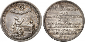 ROTHENBURG O. D. TAUBER. - Stadt. 
Silbermedaille 1744 (von J. L. Oexlein, 37,5 mm), auf den gleichen Anlaß. Kniende Stadtgöttin an Altar / Schrift. ...