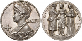 ZEITGESCHICHTE. 
Silbermedaille 1914 (von P. Sturm, 34,4 mm), auf die Barmherzigkeit. Brustbild der Kaiserin Auguste Victoria n. links / Verwundeter ...