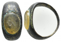 ANCIENT ROMAN BRONZE RING / GEM STONE (1ST-5TH CENTURY AD.)
Helios ?
Condition : See picture. No return
Weight : 4.21 g
Diameter: 20.53 mm