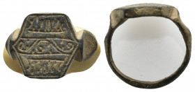 ANCIENT ISLAMIC BRONZE RING (11TH-18TH CENTURY AD.)
Condition : See picture. No return 
Weight : 8.77 g
Diameter: 23.2 mm