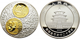 China-Volksrepublik. 
300 Yuan (1 kg Silber) 2002. Panda. 20. Jahrestag der Pandaprägungen mit zwei vergoldeten Inlays der Panda-Goldunzen 1982 und 2...
