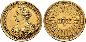Dänemark. Christian V. 1670-1699 
Altvergoldete Silbermedaille o.J. (1699) von A. Meybusch, auf den Geburts­tag seiner Gemahlin Charlotte Amalie von ...
