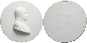 Frankreich-Königreich. Napoleon I. 1804-1815 
Medaille aus weißem Porzellan o.J. ("1806") nach einem Modell von L. Posch. Brustbild in Uniform nach r...