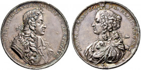 Großbritannien. William III. und Mary 1688-1694 
Versilberte(!) Zinnmedaille mit Kupferstift 1689 von G. Hautsch und L.G. Laufer, auf den gleichen An...