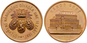 Böhmen-Prag, Stadt. 
Bronzemedaille 1881 von Kriz, auf die Eröffnung des Nationaltheaters in Prag am 11. September. Strahlende Krone über drei Wappen...