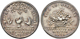 Augsburg, Stadt. 
Silbermedaille 1755 unsigniert, auf das 200-jährige Jubiläum des Religionsfriedens. Drei Hände nach Zweigen greifend / Früchtekorb....