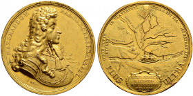 Bayern. Maximilian II. Emanuel 1679-1726 
Vergoldete Bronzemedaille 1688 von G. Hautsch, auf die Eroberung von Belgrad. Brustbild im Harnisch nach re...